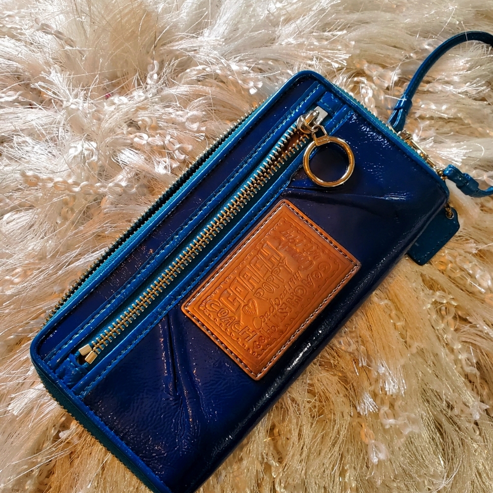 COACH poppy patent leather wallet wristlet